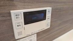 お風呂場からでも操作できる給湯器パネル付き。
