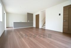 おしゃれなキッチンを中心とした開放的なリビング。