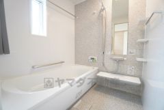 同形状・同仕様 1日の疲れを癒すくつろぎのバスルーム。足を伸ばしてもゆったりと入れるサイズです。お子様と一緒にお風呂に入っても狭くないですね。