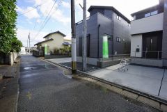 開放感ある角地となっています。 前面道路北側4ｍ、西側4ｍに面しています。