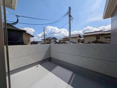 陽当たりの良いバルコニーです。お洗濯やお布団干しはもちろん、日光浴スペースにも。足元は防水工事施工済です。