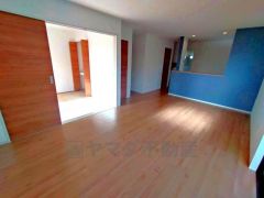 家族が集まる開放的なリビング。思い思いの時間を過ごしたり、家族みんなで食事をしたり、素敵な団らんの場になりますね。