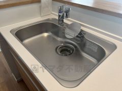 コンロ上には換気扇完備＾＾すぐ横に小窓が設けられているので、換気扇と合わせてWで換気できます＾＾