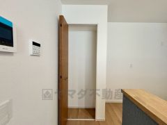 リビングは物が沢山集まりがちなので、収納スペースがあると便利ですね＾＾ 玄関や洗面室にも近い為、様々な場面で活躍してくれそうです。