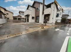 前面道路は東側4.0ｍ 大型車の通行が少なく、騒音や振動が少ないので静かで快適な生活を送れます。