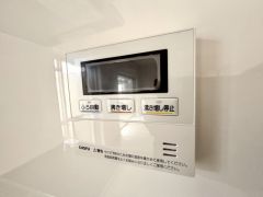 お湯張り、追い炊き、足し湯がボタン一つで楽々操作できる非常に便利な給湯機リモコンです。追い炊きがついていると寒い冬は水道代の節約にもなるので助かりますね