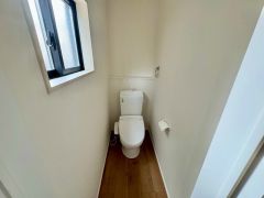 ウォシュレット付きトイレです。1階2階の2ヶ所にトイレがあるので、忙しい朝にもゆとりができますね＾＾ 温水洗浄便座リモコン付き。