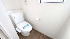 ウォシュレット付きトイレです。1階2階の2ヶ所にトイレがあるので、忙しい朝にもゆとりができますね＾＾ 温水洗浄便座リモコン付き