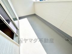 陽当たりの良いバルコニーです。お洗濯やお布団干しはもちろん、日光浴スペースにも。足元は防水工事施工済です。