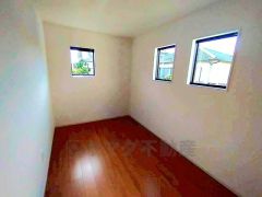 2面採光を確保した明るい室内は、風通しも良く、大変居心地の良い空間となっております。爽やかな風を感じて起きる朝は、快適生活の始まりに。