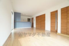 大きな掃き出し窓のあるリビングは、陽光あふれる明るい空間です。ゆったりと寛げる憩いの場となりそうです。