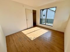 2面採光を確保した爽やかな風を感じて起きる朝は、快適生活の始まりに。 バルコニーに面していて日当たりがよく、寝室としての利用もおすすめです＾＾