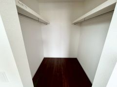 収納量たっぷりのウォークインクローゼット。ハンガーパイプ付で散らかりがちな洋服類もきれいに整理できます。
