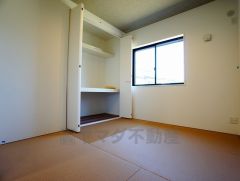 同仕様写真。リビング横の和室は、思い切りお子様が遊べるキッズスペースに。柔らかい畳の上なら、お子様が転んでも怪我をしにくく安心です。