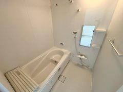 日の疲れを癒すくつろぎのバスルーム。足を伸ばしてもゆったりと入れるサイズです。お子様と一緒にお風呂に入っても狭くないですね＾＾