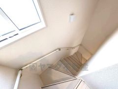 手すり付きの明るい階段です。