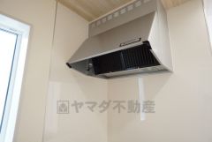 コンロ上には換気扇完備＾＾すぐ横に小窓が設けられているので、換気扇と合わせてWで換気できます＾＾
