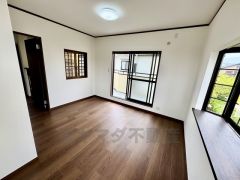 出窓とバルコニーが開放感を演出する洋室。明るく爽やかな住空間が魅力です。