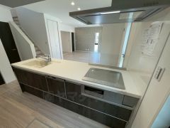 リビングやダイニングからキッチン周りが丸見えにならない対面式キッチン。テレビ鑑賞や家族との対話がしやすく、ご家族の温かい時間を演出します。