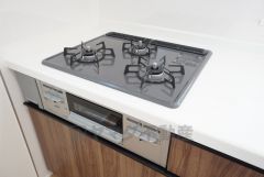 3種類の料理が同時に調理できる、3口ガスコンロ。忙しい夕食の支度時間が短縮できて効率よくお料理が楽しめます。