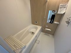 1日の疲れを癒すくつろぎのバスルーム。足を伸ばしてもゆったりと入れるサイズです。お子様と一緒にお風呂に入っても狭くないですね＾＾