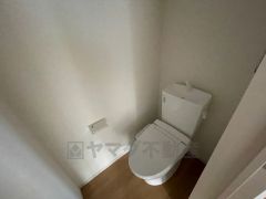 温水洗浄機付トイレです。節水機能もあるので、安心して使えますね。もちろん、1階2階の2ヶ所にトイレがあるので、忙しい朝にもゆとりができますね。