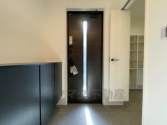 採光も考えられた明るい玄関です。たっぷり収納できるシューズBOX付きです。
