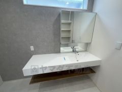 広々とした洗面台は収納も一体型になっているので、化粧品や予備の歯ブラシ等もきれいに整頓できますね＾＾