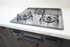 3種類の料理が同時に調理できる、3口ガスコンロ。忙しい夕食の支度時間が短縮できて効率よくお料理が楽しめます。