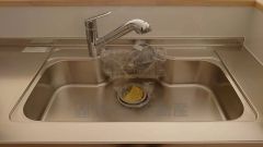 大きなお鍋も楽々洗える幅の広いシンクです＾＾ステンレスシンクなので簡単にお掃除できますよ。洗剤やスポンジもすっきりできる収納付き。