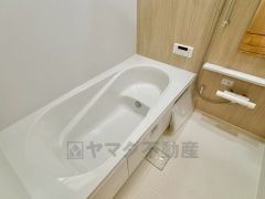 1日の疲れを癒すくつろぎのバスルーム。足を伸ばしてもゆったりと入れるサイズです。お子様と一緒にお風呂に入っても狭くないですね＾＾