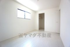 窓を高い位置に設け、プライバシーも確保しつつも、外からの光を効率よく取り入れます＾＾