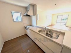 収納も、作業スペースも広々と設けられた使いやすいシステムキッチンです＾＾