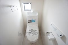 温水洗浄機付トイレです。トイレは2ヶ所設けられているので、来客時にも気兼ねなく使えますね。小窓付きで換気も出来ます。