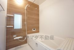 1日の疲れを癒すくつろぎのバスルーム。足を伸ばしてもゆったりと入れるサイズです。お子様と一緒にお風呂に入っても狭くないですね＾＾