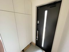 玄関扉から光の差し込む明るい玄関です。 たっぷり収納できるシューズボックス付きなので、家族全員の靴がきれいに整頓できます。