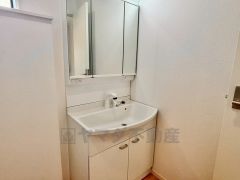 三面鏡にハンドシャワー付きで使いやすい洗面台です＾＾鏡裏と洗面ボウル下に収納付きの洗面台なので、整理整頓ができスッキリと使えます＾＾