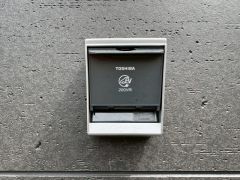 駐車場横に設置されたEVコンセント。スマホを充電するように、愛車も自宅で手軽にチャージできる利便性を
