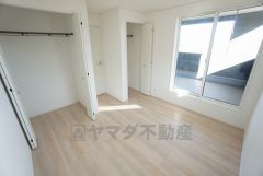 寛ぎの時間を紡ぎだす主寝室は、大型ベッドを置いても余裕の広さを確保しています。