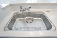 大きなお鍋も楽々洗える、幅が広いシンク。 洗剤や石鹸、スポンジもすっきりできる収納付き。