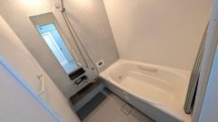 1日の疲れを癒すくつろぎのバスルーム。足を伸ばしてもゆったりと入れるサイズです。お子様と一緒にお風呂に入っても狭くないですね＾＾