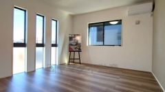 ご夫婦お二人のプライベートシーンを演出する寝室は、大容量のウォークインクローゼット付き。