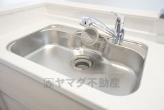 大きなお鍋も楽々洗える幅の広いシンクです＾＾ステンレスシンクなので簡単にお掃除できますよ。洗剤やスポンジもすっきりできる収納付き。