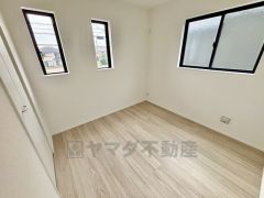 2面採光を確保した爽やかな風を感じて起きる朝は、快適生活の始まりに。 壁一面にクローゼットが設けられているので、すっきりと整理整頓でき気持ちよく過ごせます＾＾