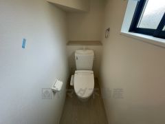 温水洗浄機付トイレです。トイレは2ヶ所設けられているので、来客時にも気兼ねなく使えますね。小窓付きで換気も出来ます。