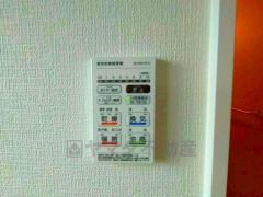 雨の日の洗濯も安心できる浴室暖房乾燥機付き浴室。リモコンで操作もボタン1つで簡単。 浴室暖房乾燥機には、暖房、乾燥、涼風、換気の4つの機能が付いています。タイマー付きです。