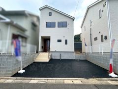 カースペースは2台分確保＾＾ご夫婦で1台ずつ所持されているご家庭も、来客時も安心ですね。