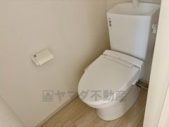 ウォシュレット付きトイレです。1階2階の2ヶ所にトイレがあるので、忙しい朝にもゆとりができますね＾＾