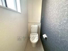 ウォシュレット付きトイレです。1階2階の2ヶ所にトイレがあるので、忙しい朝にもゆとりができますね＾＾