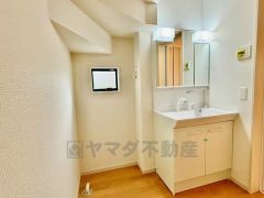 三面鏡つき洗面台。鏡裏にたっぷりとした収納スペースがあります。鏡を閉めてしまえば小物は見えないため、スッキリとした印象の洗面台にできます。